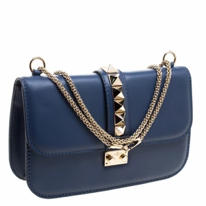 Valentino Garavani lock bag  - Glam lock leather crossbody bag Navy blue   - Bredd: 27 cm  - Höjd: 17 cm  - Djup: 6 Cm  Väskan är i använt skick 