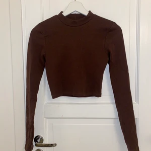 Brun topp - följer med byxor som hör till om du vill, annars slänger jag. Aldrig använt sättet men byxorna har jag testat sy i och sen sprättat upp