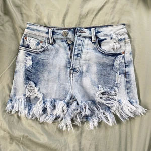 FashionNova ripped shorts S - FashionNova ”Floating In The Clouds Frayed Denim Shorts” i blå, storlek S. Väldigt stretchiga, body-conforming, mjuka, jätte bekvämt material~ ALDRIG BLIVIT ANVÄNDA, helt nya!