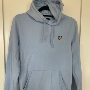 Lyle & Scott hoodie - Lyle & Scott hoodie i färgen ljusblå. Köpt för ca 1,5 år sedan och är i väldigt fint skick. Nypris 700:- Hör av er vid frågor eller funderingar! Mvh Filip