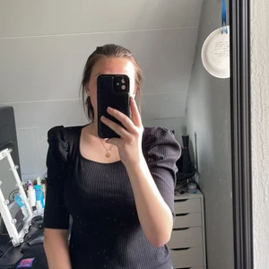 Puffarmströja  - Använt väldigt sällan eftersom jag köpte den till ett kalas. Väldigt bekväm att ha på sig.