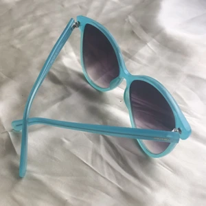 Turkosa stora solglasögon - Så fina solglasögon från monki, bra solskydd. Bra skick. Perfekta till sommaren💖💖💘💖