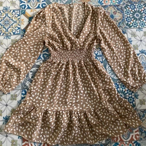 prickig klänning - superfin klänning som använts en gång!