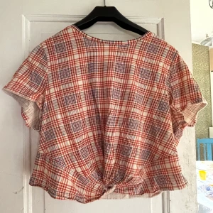 T-shirt - en croppad t-shirt med knut längst ned, använt skick