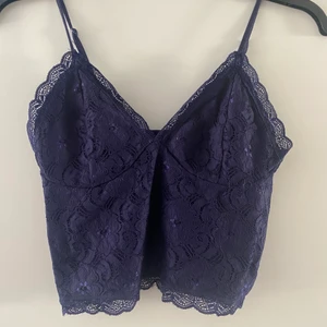 Toppar - 3 likadana toppar i 3 olika färger  Mörkblå,vit,biege  Storlek s  70kr  styck , 150 för alla 3.