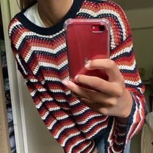 Stickad tröja - Stickad tröja med ”hål” i ziczac mönster!