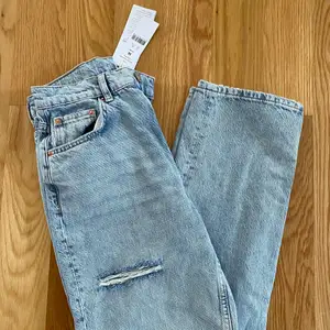 Sjukt snygga oanvända jeans från Gina Tricot (beställda från Nelly)! Är tyvärr lite för små på mig! Skriv för fler bilder 😄  Nypris 599kr 