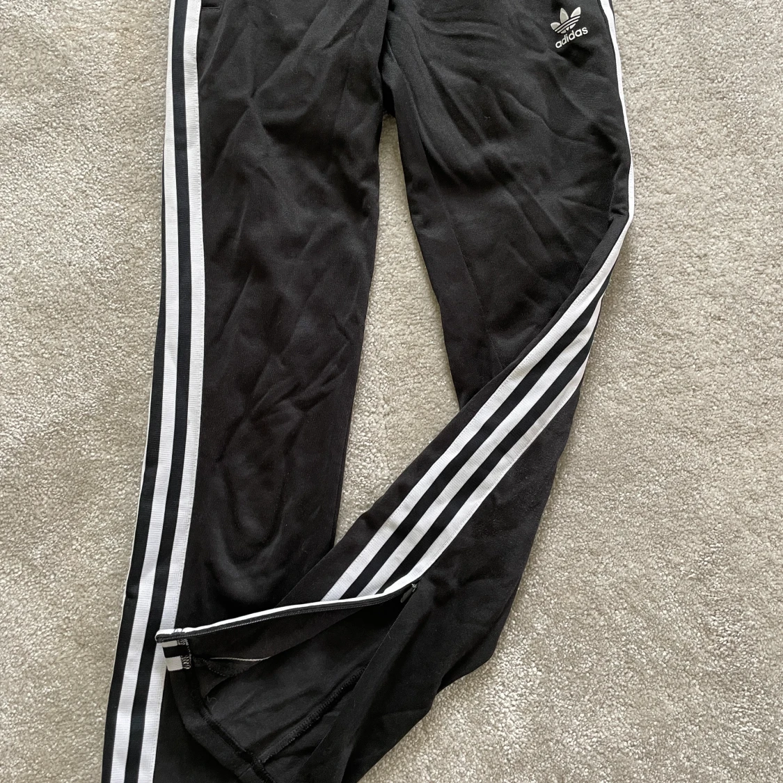 Adidasbyxor i bra skick - 90