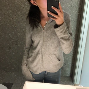 Stickad kofta - Skitsnygg stickad zip up tröja från brandy Melville som har använts sparsamt😇 (säljer för att jag behöver pengarna)💗