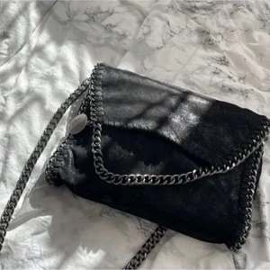 Supersnygg stella-liknande väska! - säljer pga att jag inte har användning för den längre. Inga defekter, har dick tagit bort den svarta tagen som ni ser i de två sista bilderna. Kom privat för frågor!💞 *LÅNADE BILDER*