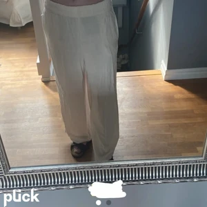 Linnebyxor - Superfina somriga linnebyxor köpta här på plick. Säljer då dom är för korta. Jag är 168 cm. Skriv om ni har några frågor eller vill ha fler bilder💗