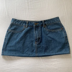 Lågmidjad jeanskjol - Lågmidjad miniskirt jeanskjol🤍 strl 38 men passar mig som vanligtvis är w27-29🤍 midjemått ca 37 tvärsöver, höjd ca 27🤍 skev till mig privat för billigare frakt