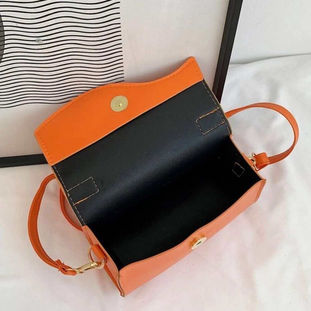Jättefin liten orange väska! Perfekt till sommaren! Aldrig använd, råkade köpa två av samma så säljer nu den ena! Väldigt trendig väska och färg! . Väskor.