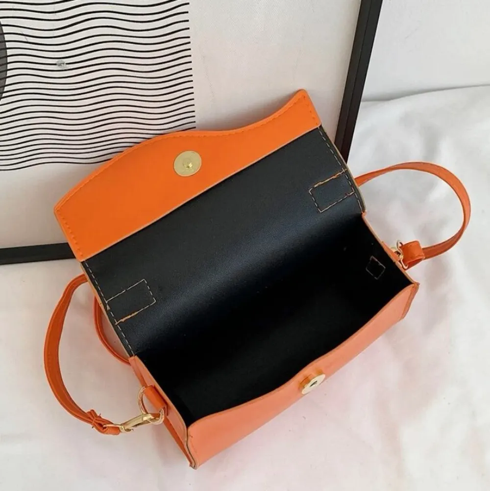 Jättefin liten orange väska! Perfekt till sommaren! Aldrig använd, råkade köpa två av samma så säljer nu den ena! Väldigt trendig väska och färg! . Väskor.