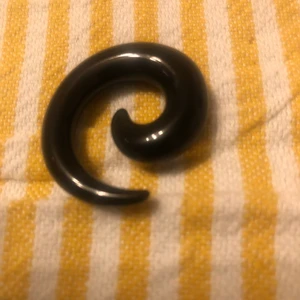 Töjning  - Använd för några år sen. Säljer för jag inte kommer använda den längre. 6 mm. Tvätta saltlösning innan jag skickar den. Jag tar helst Swish och skickar efter mottagning betalning. 