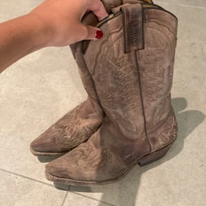 Cowboyskor - ”Riktiga” Cowboy boots strl 36, i äkta läder. Buda i kommentarer. Start på 150