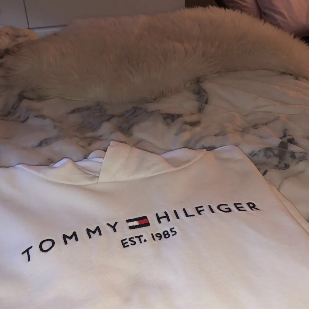Tommy hilfiger hoodie från kidsbrandstore, köpt för 799 kr. Använd en gång så nyskick, säljer den pga den tyvärr inte kommer till användning. Pris kan diskuteras vid snabb affär, tveka inte att höra av dig!😊💕. Hoodies.