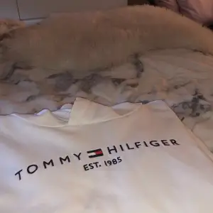 Tommy hilfiger hoodie från kidsbrandstore, köpt för 799 kr. Använd en gång så nyskick, säljer den pga den tyvärr inte kommer till användning. Pris kan diskuteras vid snabb affär, tveka inte att höra av dig!😊💕