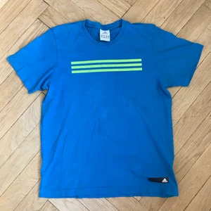 vintage adidas t-shirt - Ljus blå och gulgrön adidas t shirt, storlek M men sitter som en s-m