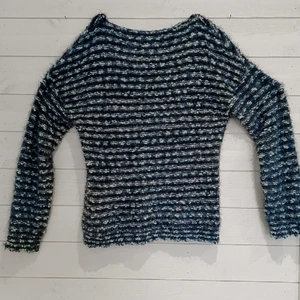 Knitted acrylic sweatshirt  - En stickad tröja i ljusblå färg