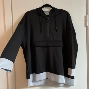 Svart tjocktröja nakd - Svart och vit cool hoodie från NA-KD. Aldrig använd. Storlek S men obetalde. Frakt tillkommer