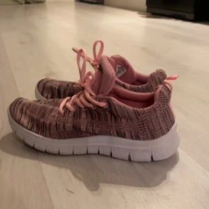 Rosa joggingskor  - Rosa dam gym/joggingskor med lite höjd vid hälen för att få bättre dämpning för fötterna och knäna. Väldigt sköna skor att använda till vardags, på gymmet elle bara för att använda till en löprunda. Skorna är i gott skick och använd ett fåtal gånger.    (nästintill oanvända) Storlek 38 