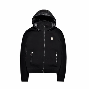 Moncler Cardigan - Storlek L men liten i storleken så passar även M. Slutsåld överallt! Använd 3/4 gånger. Skick 9/10.