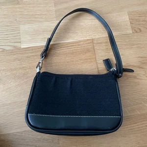 svart väska  - Små rivmärken på baksidan men annars i bra form, har fickor inuti, osäker på märke? 🤨