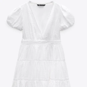 Sommarklänning  - Vit fin sommarklänning från zara, använd 1 gång!  Storlek S köpt för 400kr💞