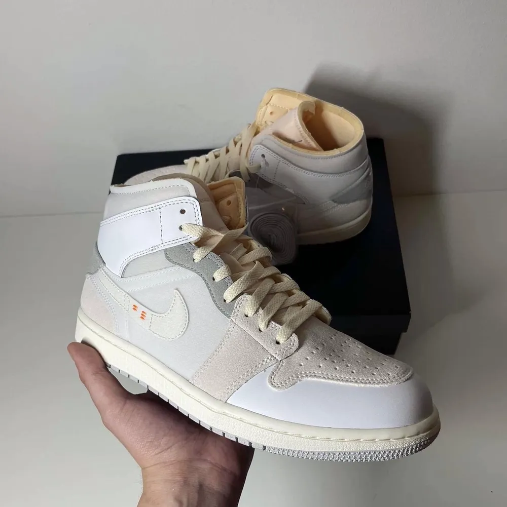 Jordan 1 Mid - Inside Out // Helt nya med originalbox, ds // Storlekar: 40, 41, 42.5 & 44 // Pris: 1649 kr // Skickas spårbart via Postnord på köparens bekostnad . Skor.