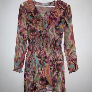 Klänning zara  - Klänning från zara i storlek xs med volanger. 