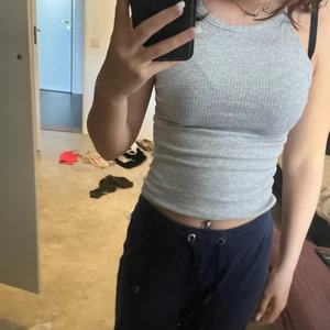 topp - säljer denna fina gråa toppen då den inte kommit till användning! nyskick och jätte bekvämt material! ❤️❤️