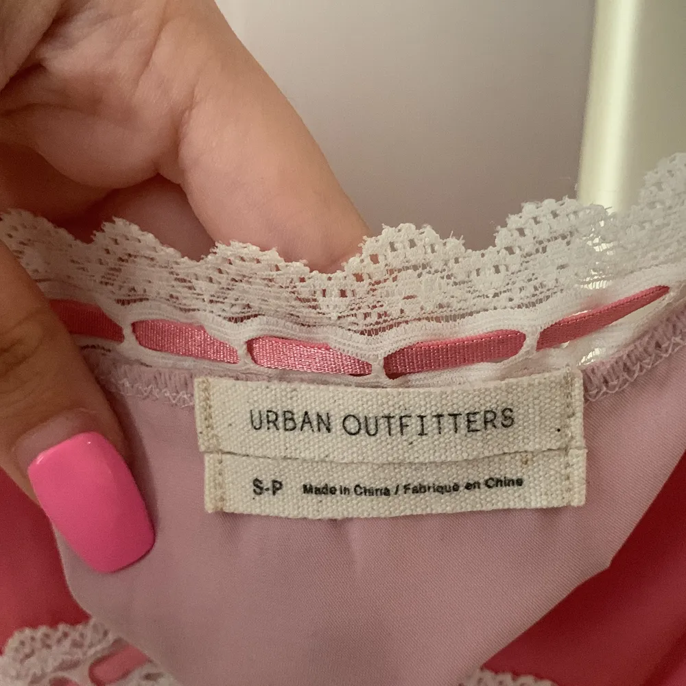 Ett jättefint linne från Urban Outfitters. Använd ett fåtal gånger. Den har en fläck på framsidan som knappt syns. . Toppar.