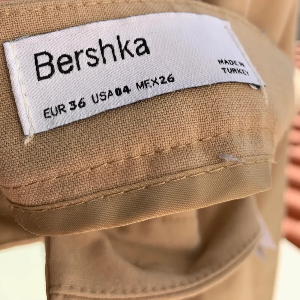Fina kostymbyxor som köptes på Teneriffa i höstas. Bra kvalite, kommer tyvärr inte till användning hos mig💞. Jeans & Byxor.