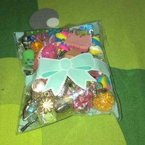 Berlocker  - Runt 60-70 berlocker med örhängeskrokar