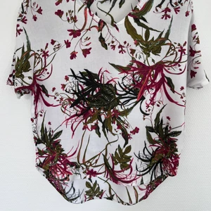 Topp  - Söt mönstrad topp, mjuk o lite tunnare. Fin och lös passform upptill, lite tightare nertill. Samfraktar gärna m mina andra annonser