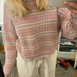 Stickad tröja - Stickad tröja i fina pastellfärger, mycket ljusare än vad som synd på bilden💗storlek s och bra skick. Köparen står för frakten💗