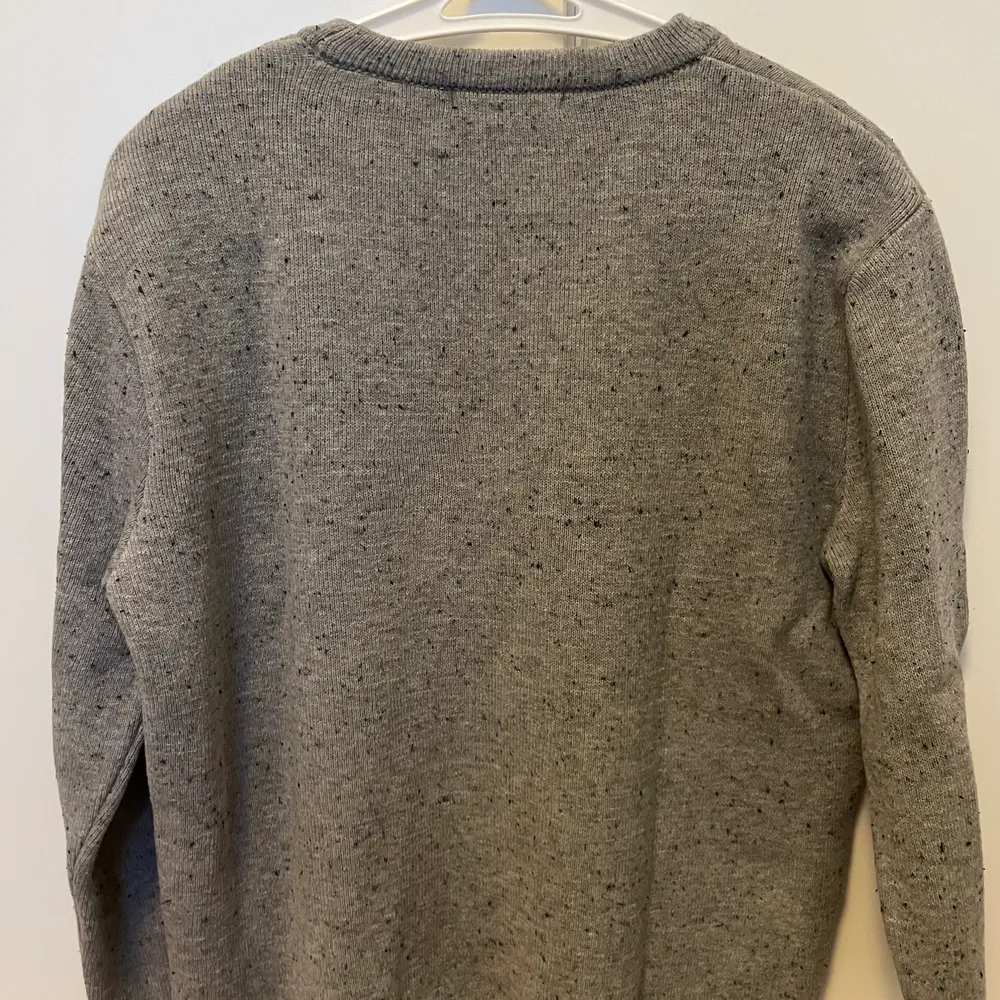Really love this piece from Mango. Super cozy and warm. can pair with both sporty outfits or chic ones (like on top of a shirt). It has little black spot-like details. Can fit S and XS. Neuletakit & Villapaidat.