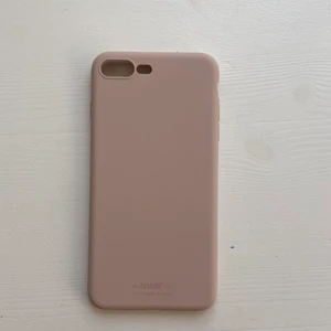 Telefonskal - Ett jättefint telefonskal från Holdit som jag säljer då ajg inte har den telefonen längre💕Inte använd mycket! Skalet är till för iPhone 7 plus och jag säljer det för 50kr men priset kan diskuteras 💓💓