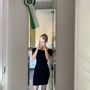 Svart klänning  - Säljer denna svarta klänningen från ginatricot i storlek XS, men då den är stretchig skulle jag även säga att den passar S. Axalarna går att ha på två olika sätt och på bilderna syns ett alternativ. Jättefin passform. Köpare står för frakt. 