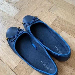 Ballerinaskor - Ballerinaskor. Inte använda speciellt mycket då jag är mer sneakers-tjej, så de är i fint skick fortfarande. 