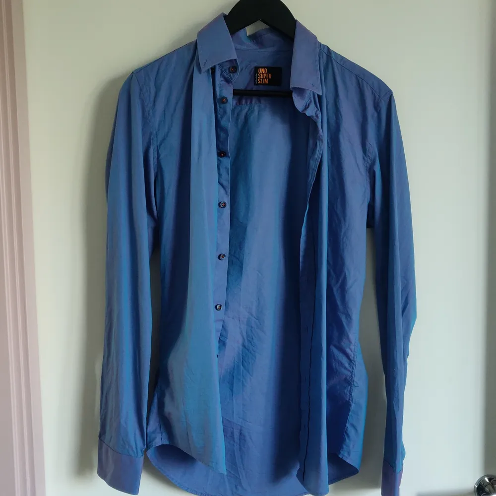 Riktigt häftig skjorta som skiftar i blått och lila beroende vart ljuset kommer från! 🫐 Går att använda som en kort, oversized skjortklänning med bälte i midjan om man är av det kortare slaget.. Skjortor.