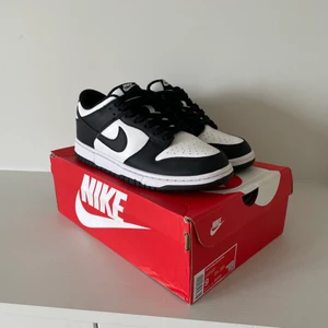 Nike Jordan 1 low  - Helt nya, endast provade. Storlek 42,5. Kan fraktas. Extra skosnören och box ingår.