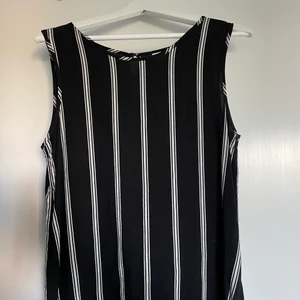 Kortärmad blus / linne - Randigt linne / kortärmad blus i storlek 36. Svart med vita ränder. 