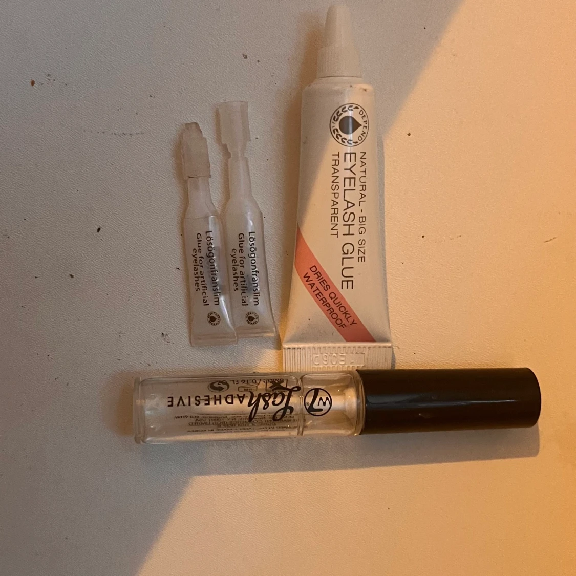 Olika ögonfrans lim