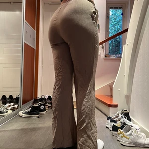 Vid byxa från Zara storlek M - Dessa fina vida och luftiga byxor är från Zara och endast använda en gång. De är i nyskick och finns inte i butik längre, bara liknande med tjockare band om midjan. Dessa är i low / mid / high waist beroende på hur man har de. Hör av er vid intresse!