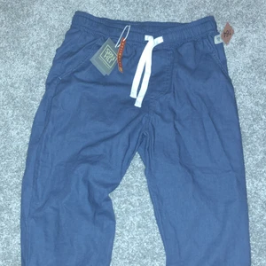 Säljér mina helt oanvända linne-byxor i marinblått - Säljer mina ursnygga och helt oanvända linne byxor för dem var för stora 