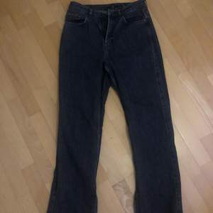 Vida byxor med slits(se bild). Jeansen är gråsvarta och passar den som är runt 160-170 cm