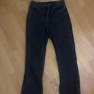 Vida byxor med slits(se bild). Jeansen är gråsvarta och passar den som är runt 160-170 cm