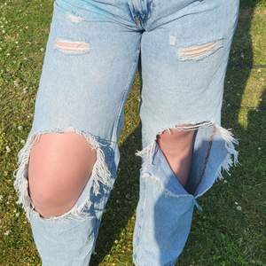 Denim Jeans från Gina tricot. Loose staight high waisted jeans. Bekväma jeans med hål i. Säljer pga. att de är för små. Använt ca. 10 gng. Jag har spillt en liten blå färgfläck på jeansen med den syns knappt. Står ej för postens slarv. 299kr + frakt💕